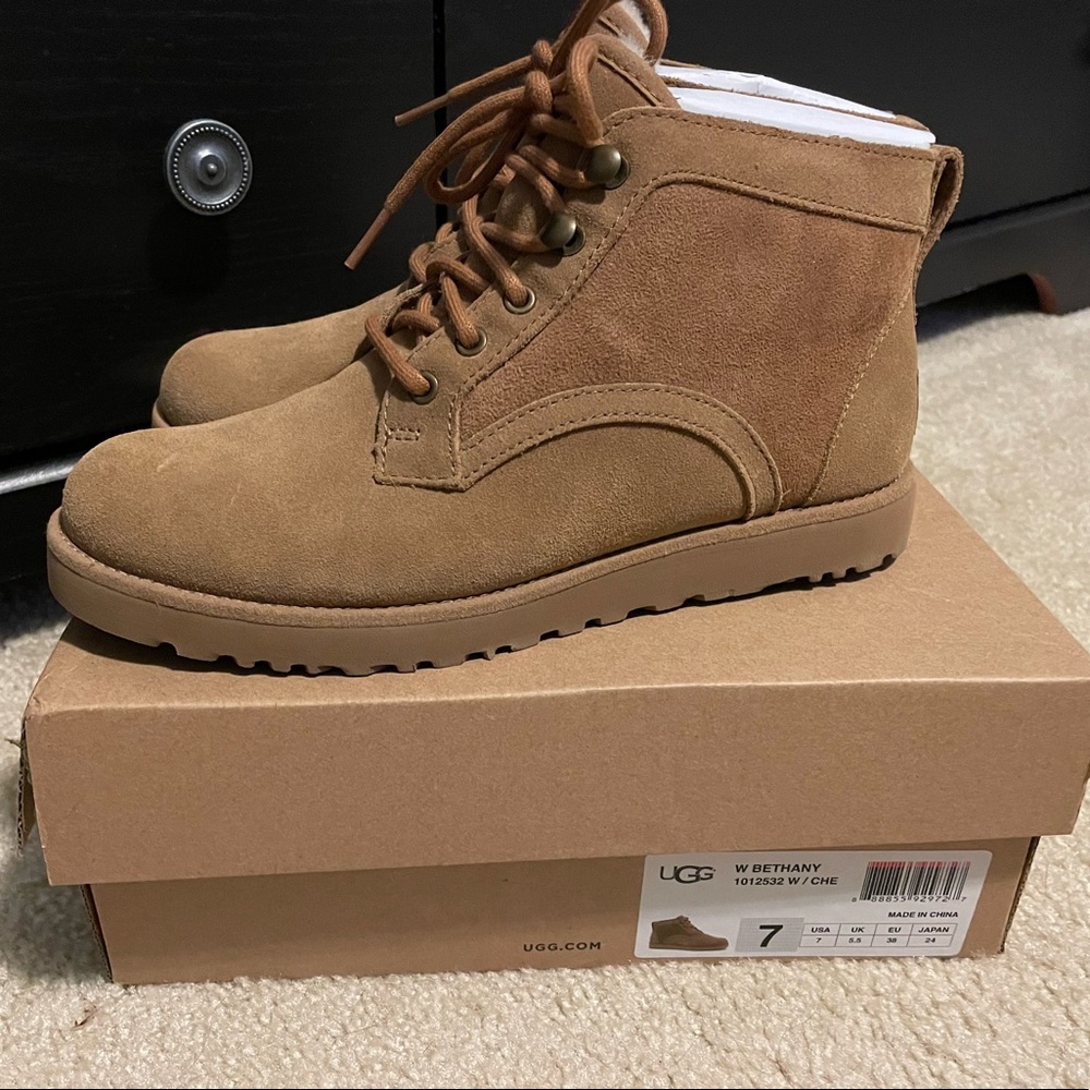 Ugg brand shoe size 7 NWT